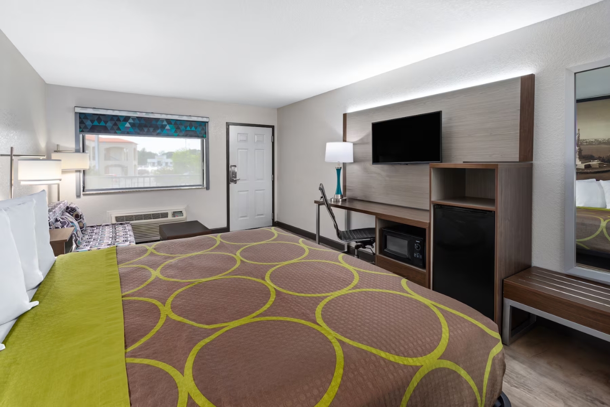 1 Queen Bed Accessible Non-Smoking Room at Super 8 Prattville Montgomery
